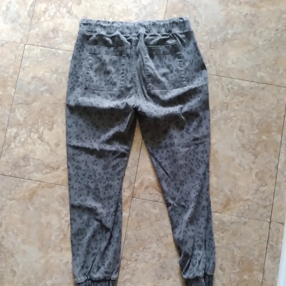 Cloth & Stone Gray Leopard Pull-On Drawstring joggers, size Medium - Picture 3 of 8